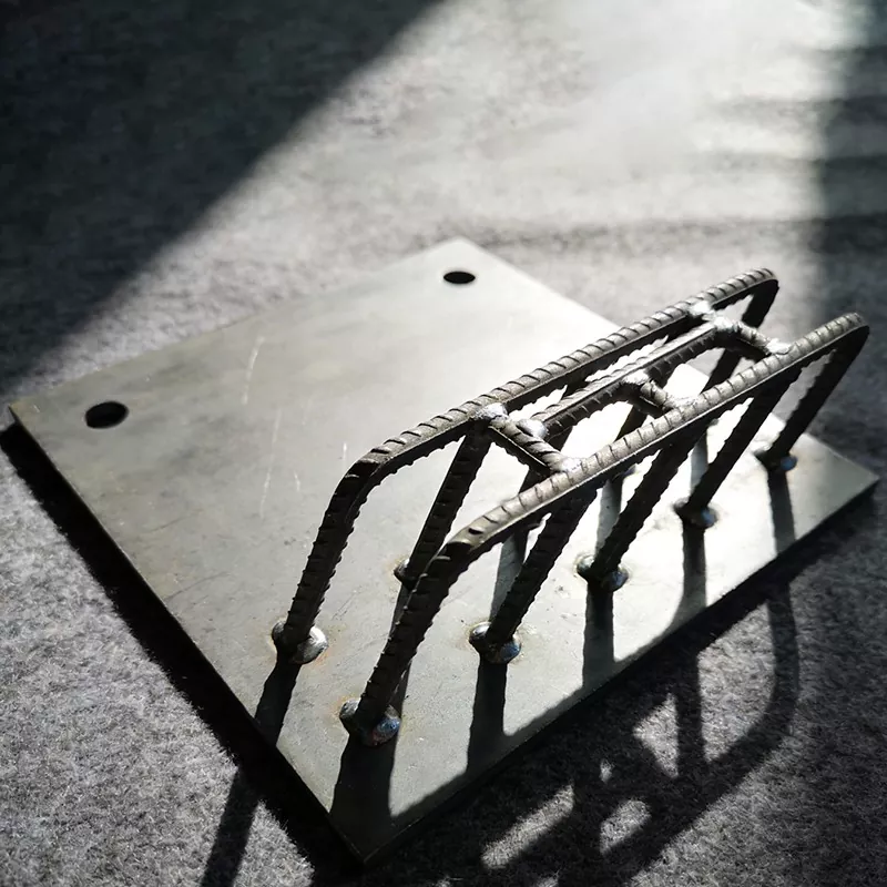 Placă de ancorare încorporată